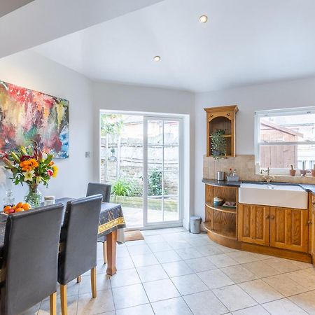 Traditional English 4 Bedroom Home In Greenwich 플럼스테드 외부 사진