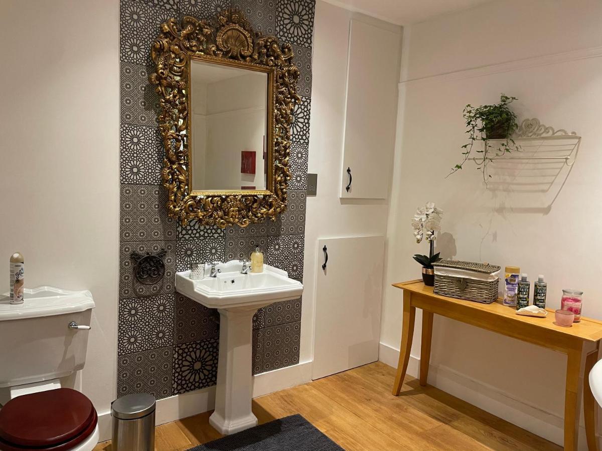 Traditional English 4 Bedroom Home In Greenwich 플럼스테드 외부 사진