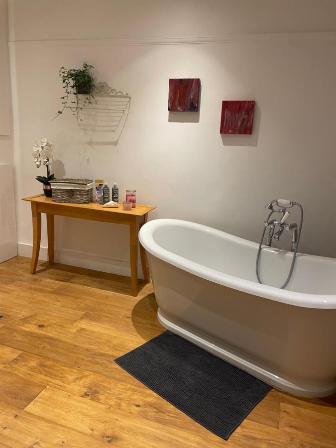 Traditional English 4 Bedroom Home In Greenwich 플럼스테드 외부 사진